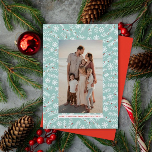 Succursale et cadre de flocage de neige Noël (a modern pattern of evergreen branches with berries and snowflakes frame one family photo)