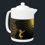 Sun Kokopelli du sud-ouest<br><div class="desc">Théière Sun Kokopelli du sud-ouest. Combinaison de théière Kokopelli or vif que vous pouvez customiser des couleurs arrière - plans pour correspondre à votre goût. Cultures amérindiennes autochtones motifs d'or Kokopelli. Attribué à des aliens anciens ou à l'art tribal et inspiré de dessins rupestres et rupestres. Customisez vos couleurs et...</div>
