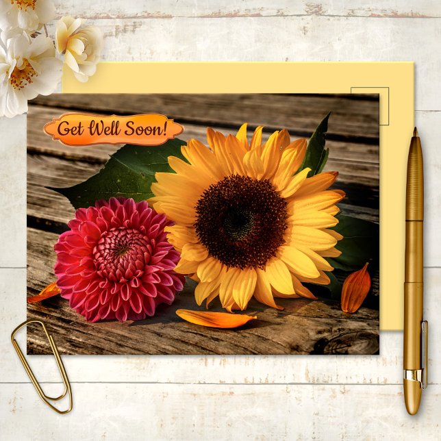 Sunflower Dahlia Se Bien Bientôt Carte Postale (Get Well Soon Postcard featuring a sunflower and dahlia flower on a wood background)