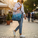 Sunset fourre-tout. Sac fourre-tout motif géométri<br><div class="desc">Apportez de l'énergie vibrante à votre style quotidien avec ce sac fourre-tout inspiré du coucher de soleil, présentant un motif triangulaire géométrique audacieux dans des tons riches de bleu, d'orange et d'or. La palette de couleurs saisissante associée à des lignes dorées délicates crée un design moderne et élégant. Cet accessoire...</div>