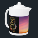 Sunset sud-ouest Kokopelli Dreamcatcher<br><div class="desc">La théière Dreamcatcher Kokopelli Sud-Ouest. Combinaison de théière Kokopelli au coucher du soleil, vous pouvez customiser des couleurs arrière - plans à votre goût. Kokopelli Dreamcatcher cultures amérindiennes. Attribué à des aliens anciens ou à l'art tribal et inspiré de dessins rupestres et rupestres. Customisez vos couleurs et images de théière...</div>