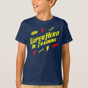 Superhéros d'enfants dans le T-shirt de formation