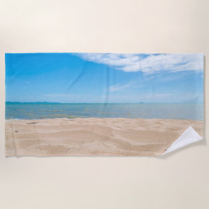 Sur la serviette de plage de sable