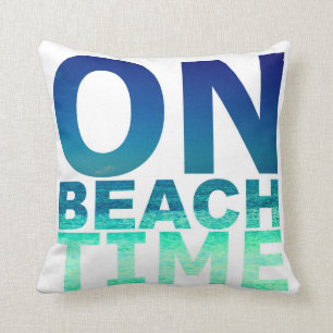 Sur le bleu de temps de plage et le coussin de