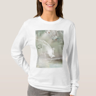 Sur un T-shirt gris de matin