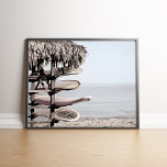 Surfboards on the Beach Poster Imprimer<br><div class="desc">Le surf est un mode de vie. Apportez votre liberté et de bonnes images à votre maison avec cette affiche Surfboard.</div>