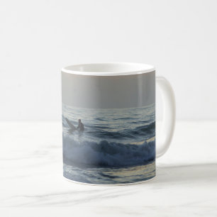Surfer Attend La Mug De Café