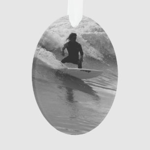 Surfer En Niveaux De Gris Des Vagues