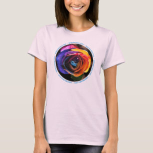 Surfer le T-shirt rose d'arc-en-ciel