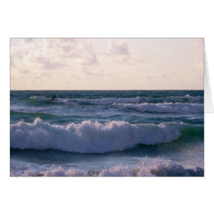 Surfer solitaire à la plage Newquay les