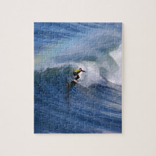 Surfer sous le puzzle d'arc-en-ciel