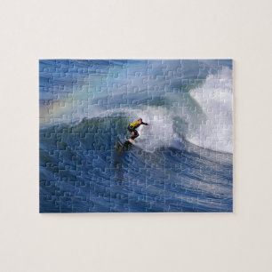 Surfer sous le puzzle horizontal d'arc-en-ciel