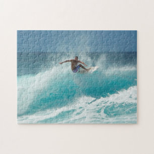 Surfer sur un puzzle denteux de grande vague