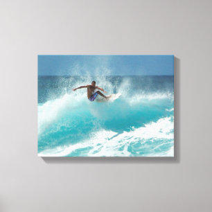 Surfer sur une grande copie de toile de vague