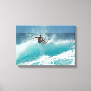 Surfer sur une grande copie de toile de vague