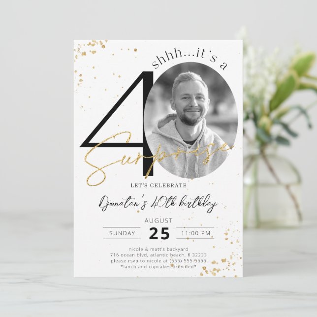 Surprise 40e anniversaire Gold Photo Invitation (Debout devant)