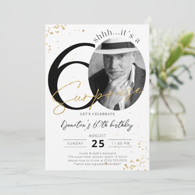 Surprise 60e anniversaire Gold Photo Invitation (Debout devant)
