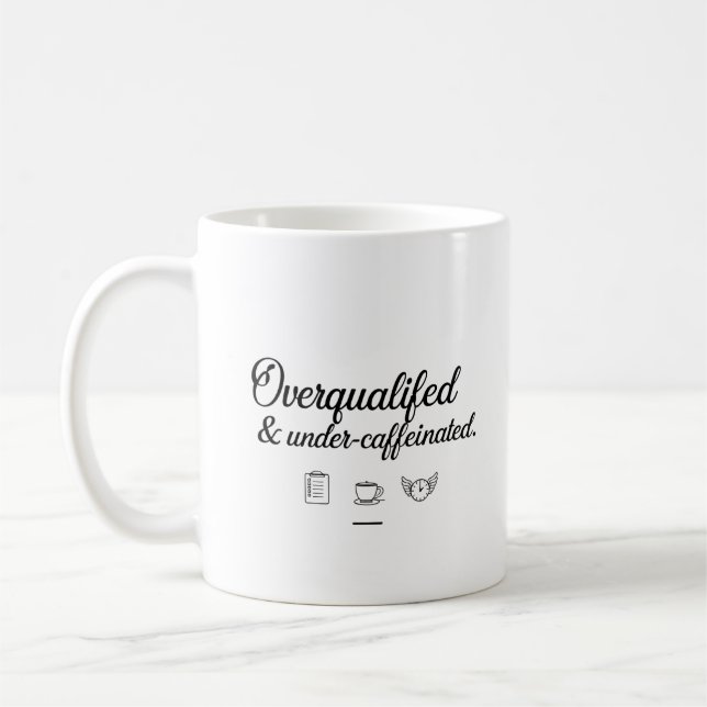 Surqualifié et sous-caféiné – Mug de bureau (Gauche)