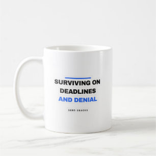 Survivre aux délais et au déni Mug de travail drôl