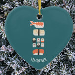 Sushi Lover Ornement céramique personnalisé<br><div class="desc">Montrez votre amour des sushis,  nigiri et rouleaux de maki avec ce joyeux ornement alternatif de Noël. Modifiez ou supprimez le nom à customiser.</div>