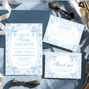 Elle noue la Carte de remerciements de la cordonni