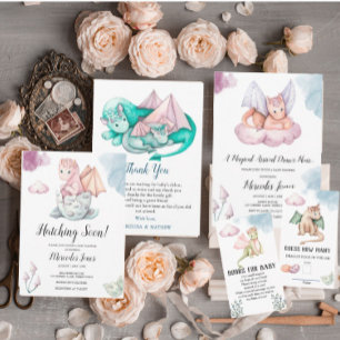 Invitation Aquarelle Dragon rose sur l'éclosion nuageuse bien