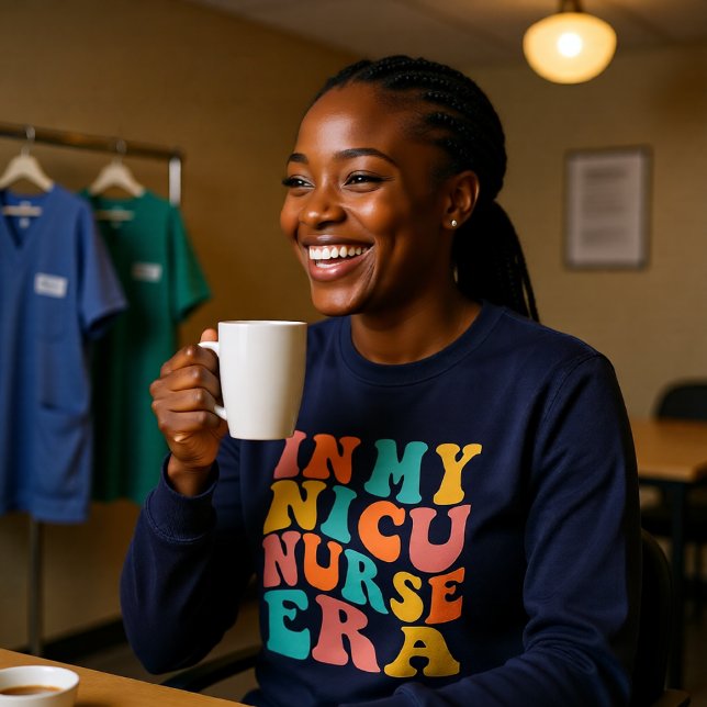 Sweatshirt À l'ère de l'infirmière du NICU (Retro NICU Nurse Era – Neonatal Nurse Groovy Sweatshirt)