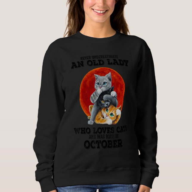 Sweatshirt An Old Lady Who Loves Cats And Was Born In October (Devant)