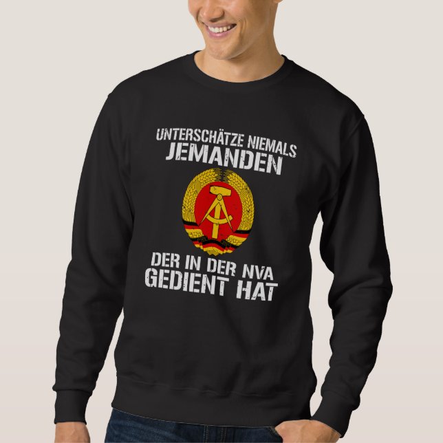 Sweatshirt Backprint Never underestimate an old man from the  (Devant)