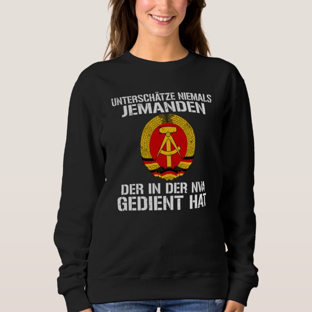 Sweatshirt Backprint Never underestimate an old man from the  (Devant)