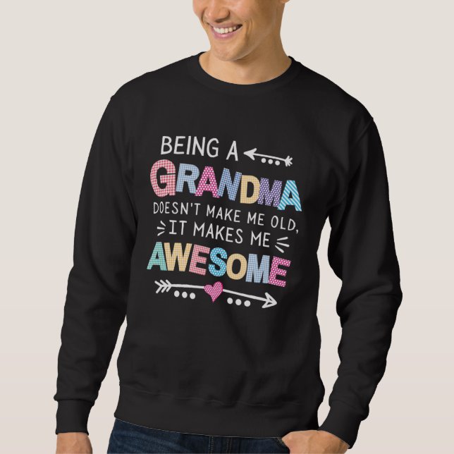 Sweatshirt Being a Grandma Doesn t Make Me Old It Makes Me Aw (Devant)