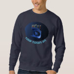 Sweatshirt Bleu brillant Chanukkah Menorah<br><div class="desc">Une menorah moderne,  métallique,  bleue de Chanukkah,  avec un lion en silhouette,  contre un arrière - plan sombre et nocturne. Les neuf bougies sont allumées. Le texte hébreu "Chag Chanukkah Sameach" (Hanoukka heureuse) apparaît également en bleu et blanc éclatant.</div>