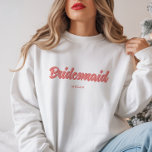 Sweatshirt Cérémonie de mariage personnalisée avec le nom des<br><div class="desc">Chemise de sudation de cérémonie de mariage personnalisée avec le nom des demoiselles d'honneur. Personnalisez ce sweat-shirt de mariage rose minimaliste et mignon avec le nom de votre demoiselle d'honneur sous un beau lettrage script. Parfait comme un cadeau de douche de mariage personnalisé ou un cadeau d'enterrement de vie de...</div>