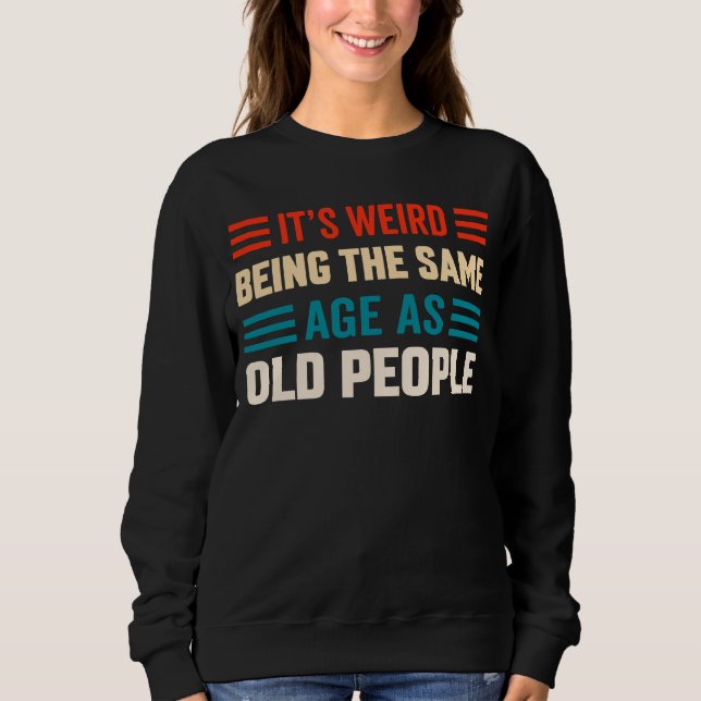 Sweatshirt C'est bizarre d'être le même âge que les vieux tem (Devant)