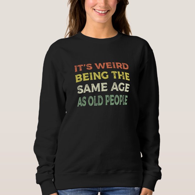 Sweatshirt C'Est Étrange D'Être Le Même Âge Que Les Hommes Âg (Devant)