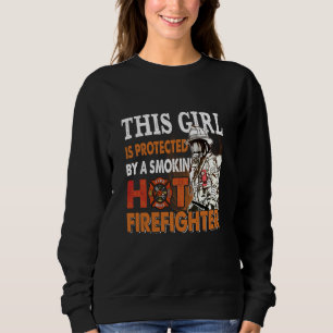 Sweatshirt Cette fille est protégée par un pompier ultra sexy