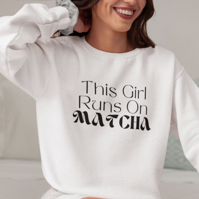 Sweatshirt Cette Fille Fonctionne Sur Matcha, Matcha (Créateur téléchargé)
