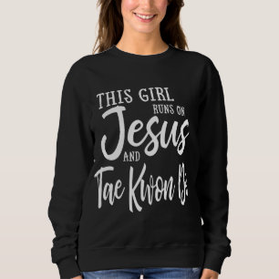 Sweatshirt Cette Fille Se Rend Sur Jésus Et Taekwondo Christi