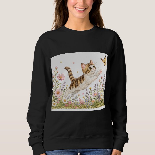 Sweatshirt Chat brodé poursuivant un papillon dans des fleurs (Devant)