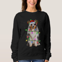 Chien Sheltie de Noël en pyjama avec lumières de s