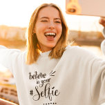 Sweatshirt Citation Drôle Croyez En Votre Selfie Script Noir<br><div class="desc">Citation Drôle Croyez En Votre Selfie Script Noir. Jouez amusant sur les mots citent Believe In Your Selfie dans la typographie noir décalée et un motif de hashtag.</div>