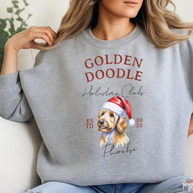 Sweatshirt Club de vacances personnalisé Doodle d'or (Elevate your holiday shopping apparel with this Custom Holiday Club Golden Doodle sweatshirt!)