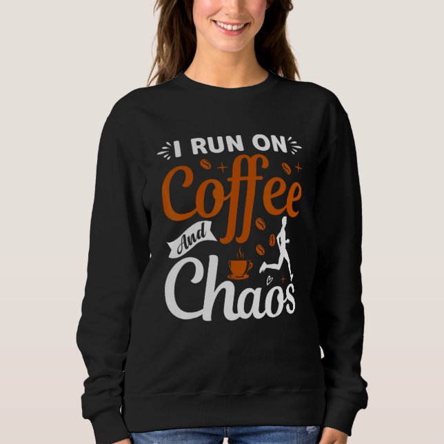 Sweatshirt coffee drinker saying I live on coffee and chaos 2 (Devant)