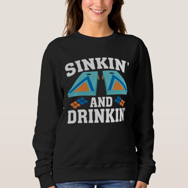Sweatshirt Cornhole Playing   Sinkin and Drinkin (Devant)