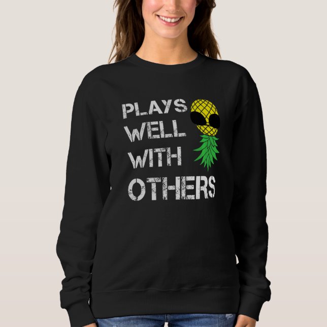 Sweatshirt Couple échangiste joue bien avec un ananas à l'env (Devant)