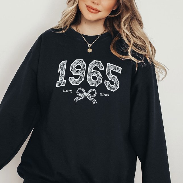 Sweatshirt Custom 60th Birthday 1965 Lace Coquette Bow (Créateur téléchargé)