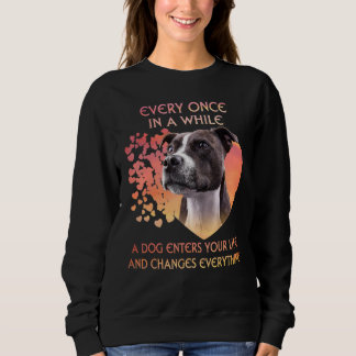 Sweatshirt De Temps En Temps Un Staffordshire Bull Terrier