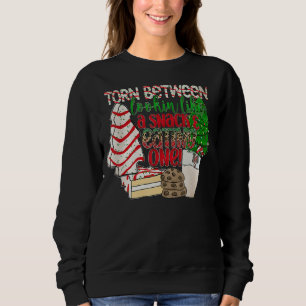 Sweatshirt Déchiré Entre La Recherche Comme Un Snack Et Mange
