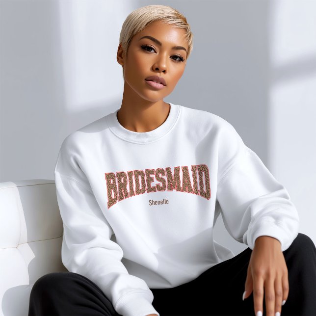 Sweatshirt Demoiselle d'honneur varsity imprimé léopard + rou (Personalize with names, dates, locations or events)