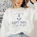 Sweatshirt Dernière voile avant le Voile Nautique Bachelorett<br><div class="desc">Restez à l'aise lors de votre soirée nautique ou de bachelorette avec ces sweatshirts personnalisés. Le design présente l'illustration d'un navire bleu marine surmonté d'un petit coeur, avec deux lignes de texte personnalisées en dessous ; illustrée par "Dernier voilier avant le voile". Ajoutez le nom de la mariée courbé sur...</div>
